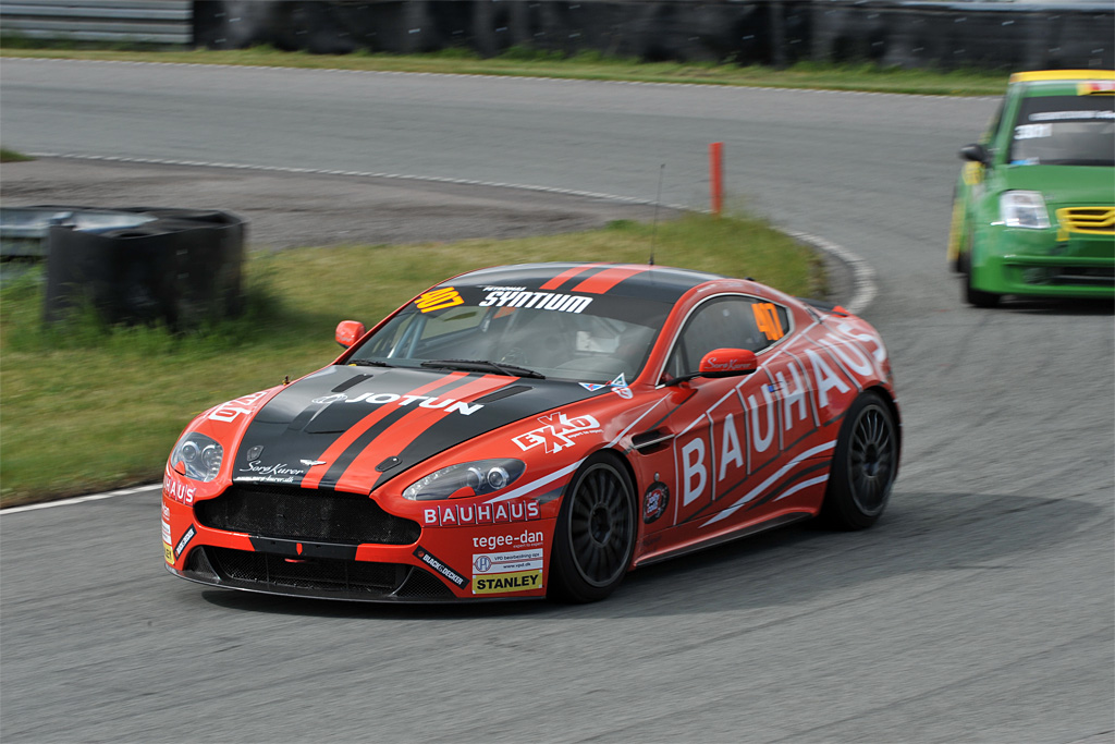 Kim Holmgaard vandt med denne Aston Martin på Ring Djursland